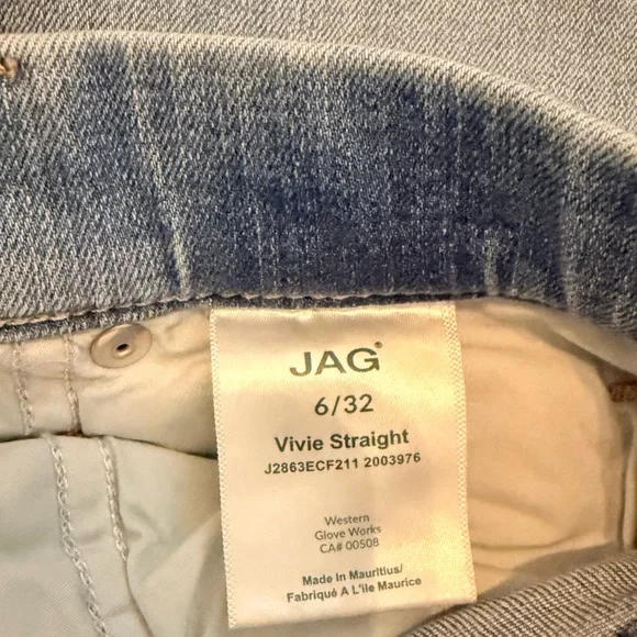 Jag Jeans Women's Light Wash Straight Jeans - Picture 4 of 11